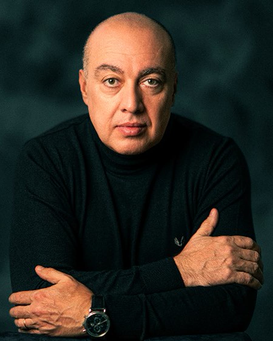 Jean Pierre na foto de referência: retrato de estúdio, fundo escuro
