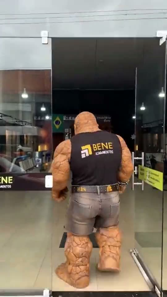 Personagem da Bene Acabamentos entrando na loja