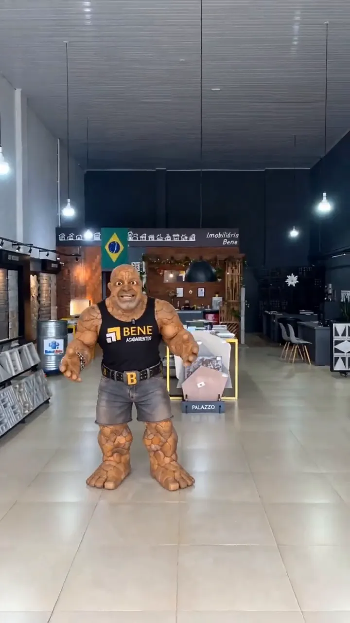 O mesmo personagem dentro da loja da Bene, entre expositores de revestimento